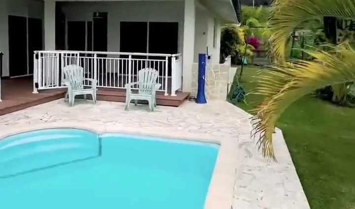Une maison de plain-pied, sa terrasse et sa piscine, filmées pendant une visite à Uranie